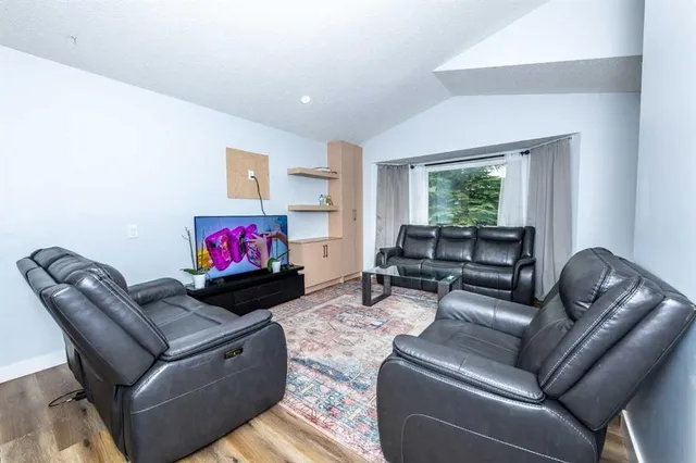 92 Martinwood Rd, Calgary 5
