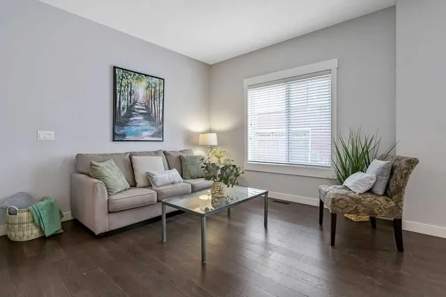 22 West Coach Manor, Calgary 4