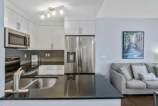 22 West Coach Manor, Calgary 5