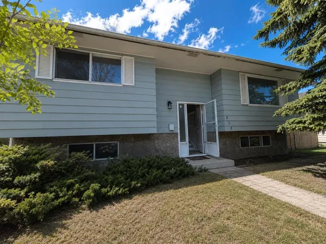 215 Penbrooke Way, Calgary 3