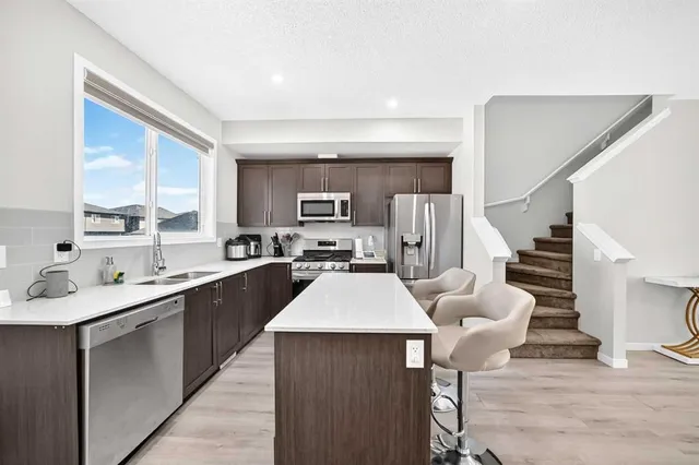 224 CORNER MEADOWS Way, Calgary 5