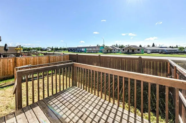 6802 50 Ave #4, Camrose 2