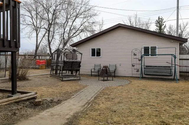 210 Macewan St, Granum 5