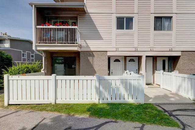 3015 51 St #37, Calgary 2