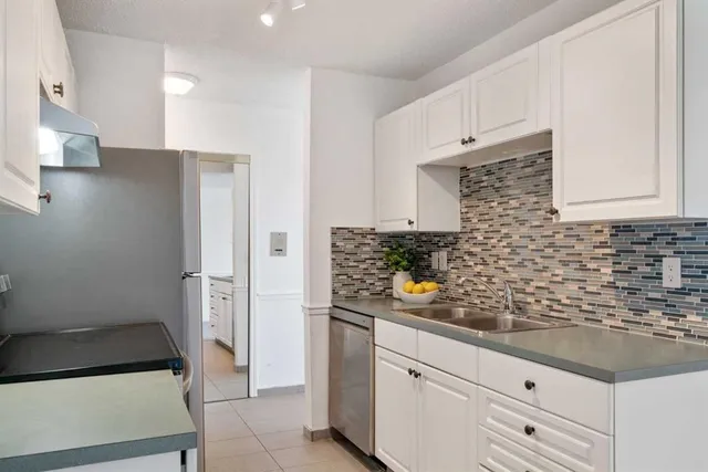 1113 37 St #404, Calgary 4