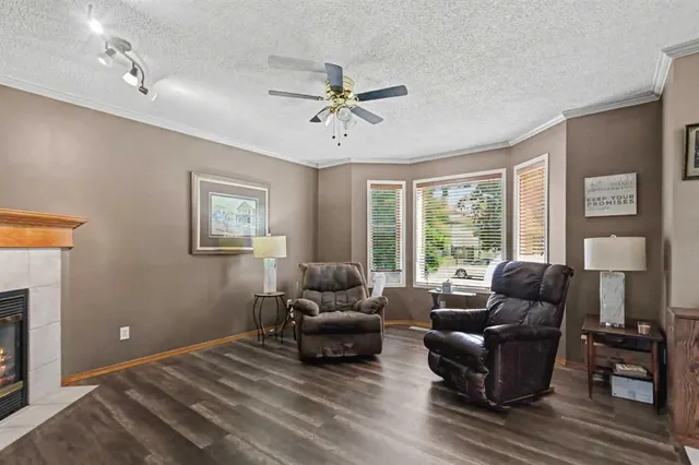 311 Erin Cir, Calgary 4