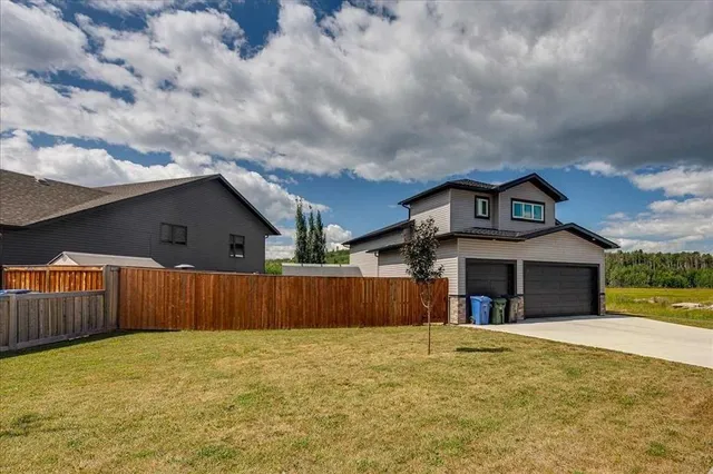 136 12 Ave, Sundre 2