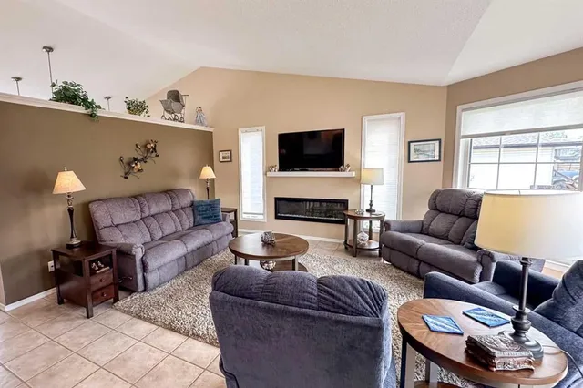 220 10 Ave, Sundre 5