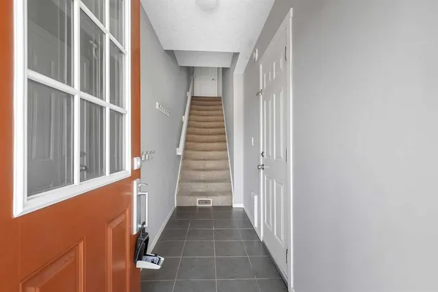 79 Evansview Gdns, Calgary 4
