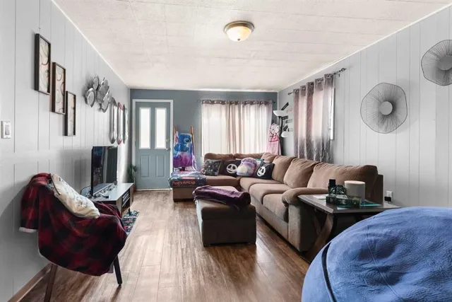 802 2 St, Redcliff 5
