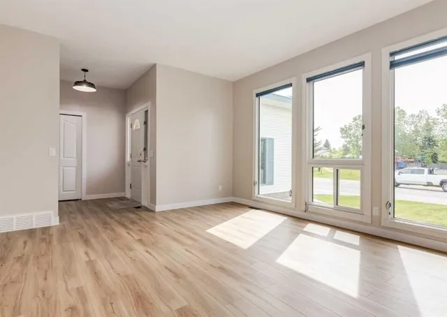 7956 71 Ave, Calgary 5