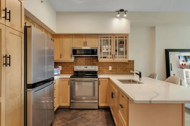 205 Riverfront Ave #604, Calgary 3