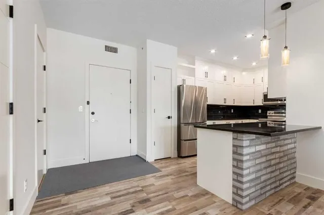 1899 45 St #407, Calgary 5