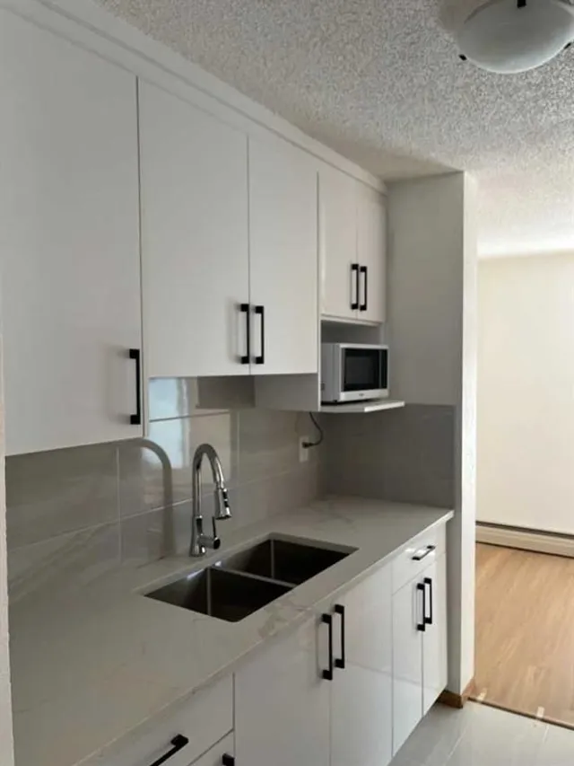 1113 37 St #301, Calgary 5