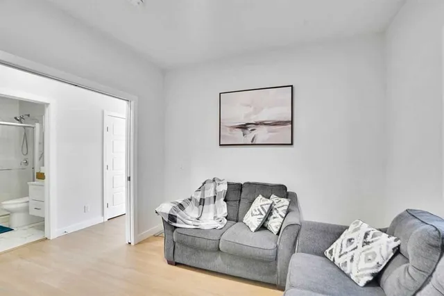 126 Hotchkiss Manor, Calgary 5