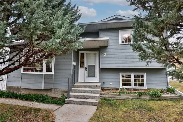 527 2 St, Vulcan 2