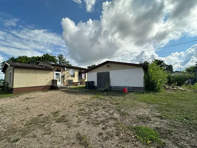 5613 48 Ave, Ponoka 2