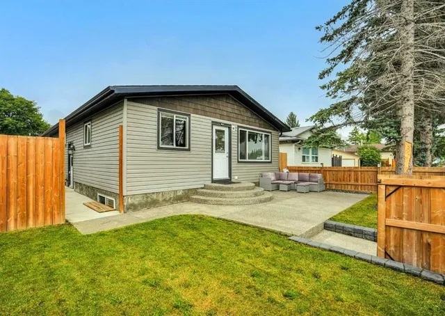 896 Rundlecairn Way, Calgary 2