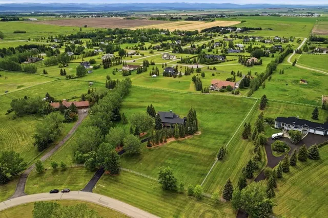 39 Calling Horse Estate, Rural Rocky View County 2