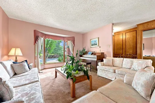 1148 Edgemont Rd, Calgary 5