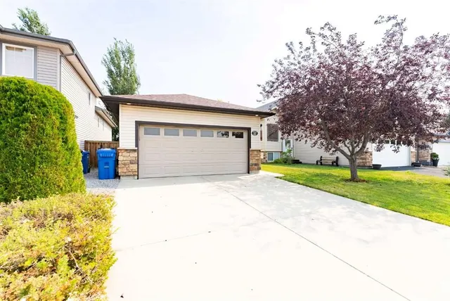 27 Fairmont Rd, Lethbridge 3