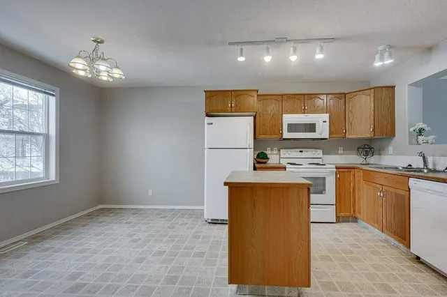 15 Kerry Wood Mews, Red Deer 5