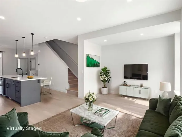 81 Greenbriar Pl #204, Calgary 3