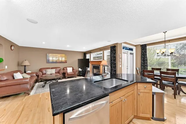 144 Cougarstone Common, Calgary 5