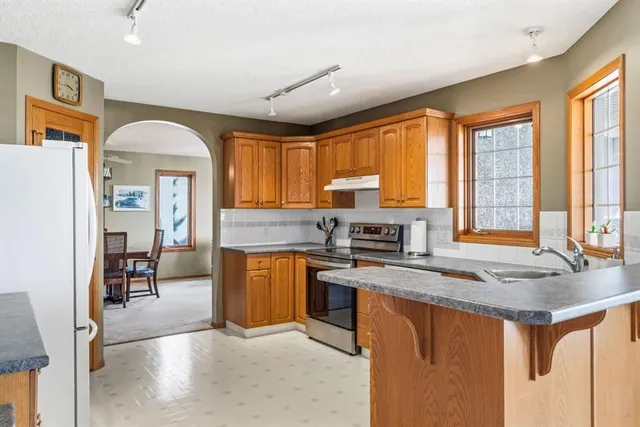 48 Headlands Close, Cochrane 5