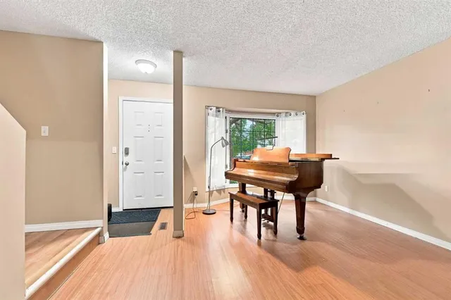 70 Edgeburn Cres, Calgary 5