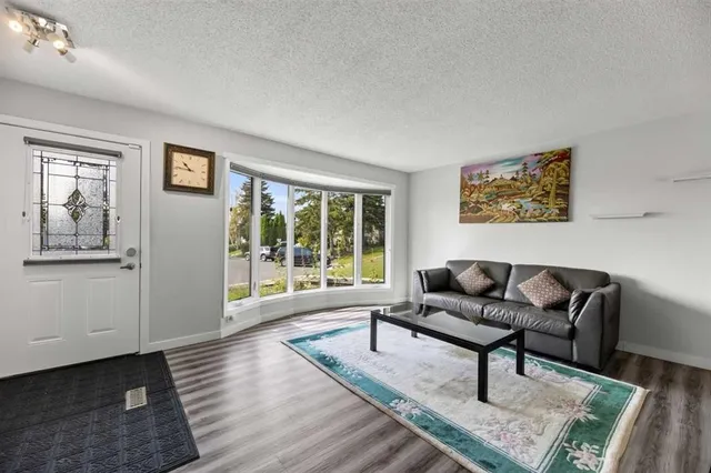 8035 Huntwick Cres, Calgary 5