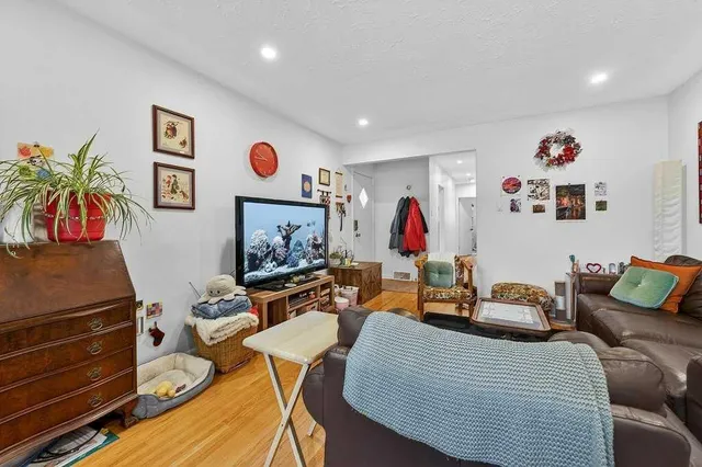 319 37 St #A&B, Calgary 5
