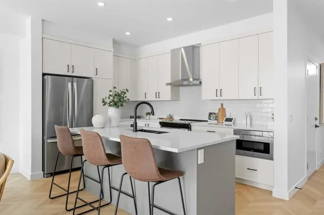 8493 21 Ave, Calgary 5