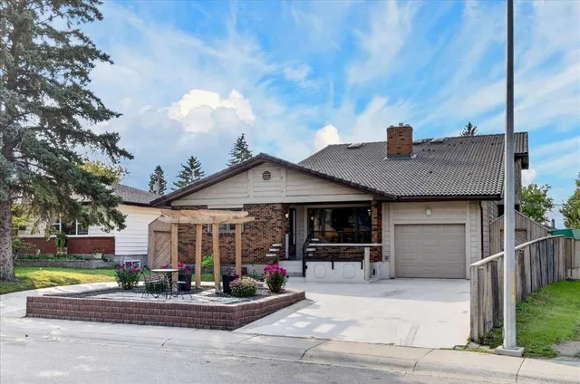 126 Marbrooke Cir, Calgary 3