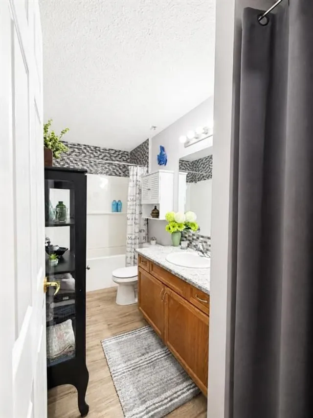 5026 49 St #202, Olds 4