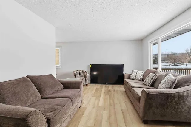 13 Mcleod St, Fort McMurray 5