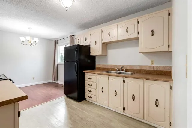 4527 73 St #6, Calgary 3