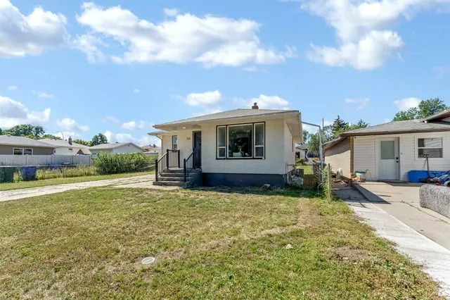 56 Robertson Way, Medicine Hat 3