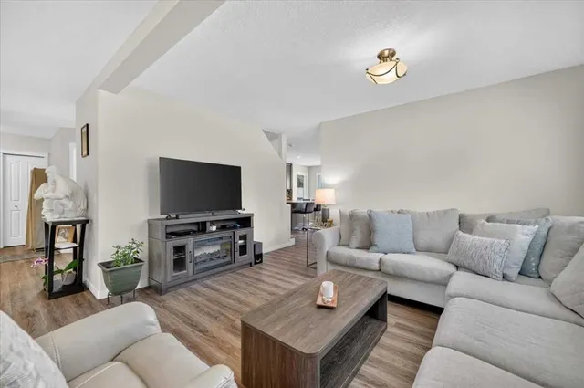 625 Somerset Dr, Calgary 5