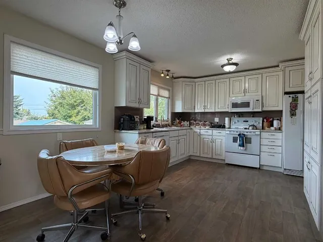 607 6 Ave, Beaverlodge 2