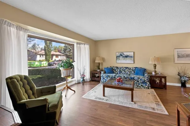 256 Parkwood Close, Calgary 5
