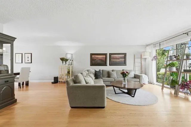9 Foxwell Rd, Calgary 5