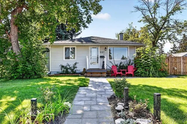 227 Lynnwood Dr, Calgary