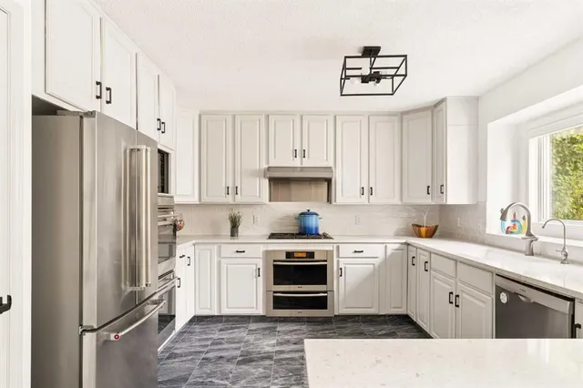 880 Shawnee Dr, Calgary 3