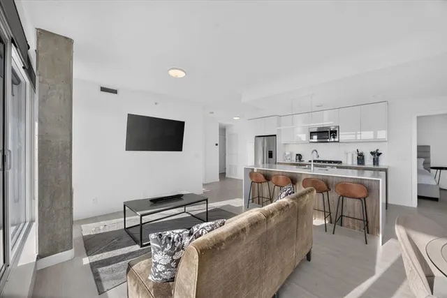 327 9A St #811, Calgary 5