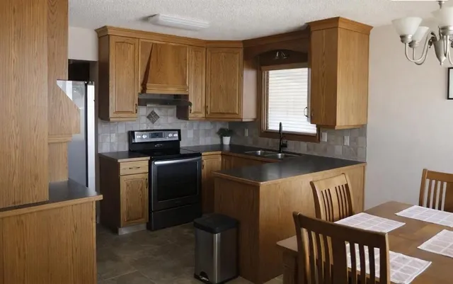 1121 Lakemount Blvd, Lethbridge 4