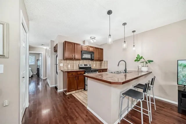 8432 Berkley Rd, Calgary 4