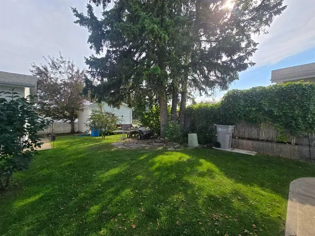 4215 7 Ave, Edson 3