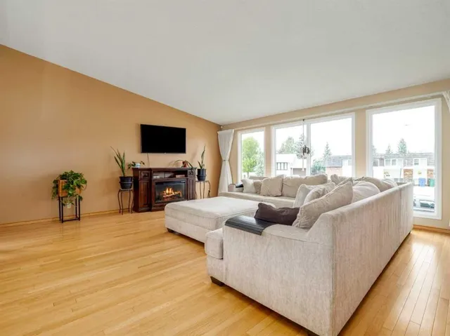 46 Laval Crt, Lethbridge 5