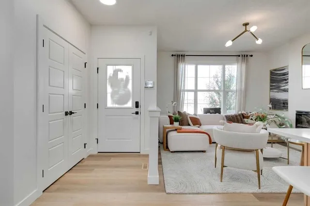 31 Lewiston Pk, Calgary 3